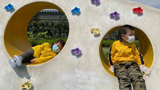 054. 我的女儿在封城中长大 | 开小差