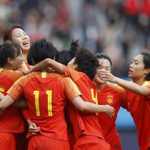 玫瑰铿锵，群众热烈