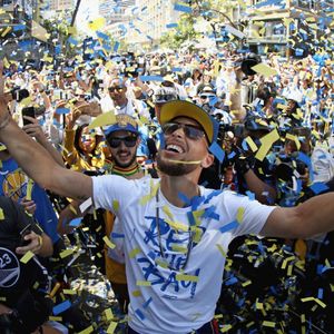 现场参加勇士夺冠庆典游行是怎样的体验？库里夺冠价值几成？【观篮高手】