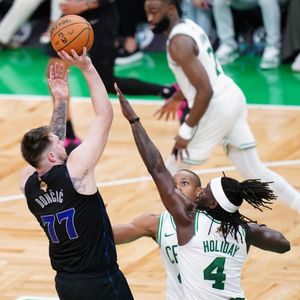 霍乐迪爆发凯尔特人有惊无险2:0领先，东契奇独木难支独行侠如何翻盘？【观篮高手】