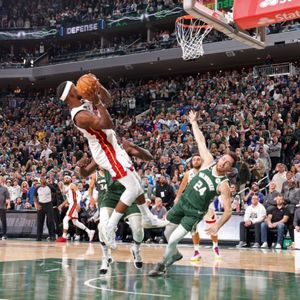 热火再现黑八奇迹，雄鹿史诗级溃败，尼克斯热火次轮前瞻