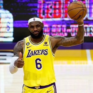 30天30队25：百万点赞湖人记者现身评球，詹姆斯能否圆三冠王美梦？【观篮高手】