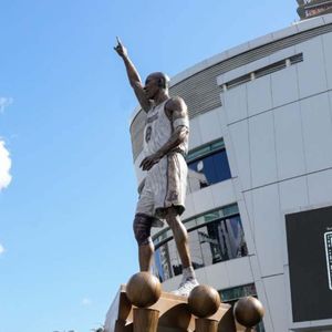 盘点NBA球员雕像的昨天今天与明天：从乔丹，到科比，再到詹姆斯【观篮高手】
