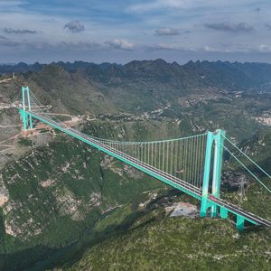 China unveils world's new tallest bridge