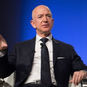 外刊精讲 | 从互骂到跪舔再到翻脸：贝佐斯与川的塑料友情为何总败给关税？