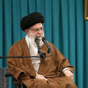 外刊精讲 | 伊朗总统之上为何还有最高领袖？哈梅内伊遇害后谁是伊朗 1 号人物