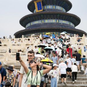 外刊精讲 | 中国人旅行更多，但更抠了？为什么景区游客爆满还亏钱？