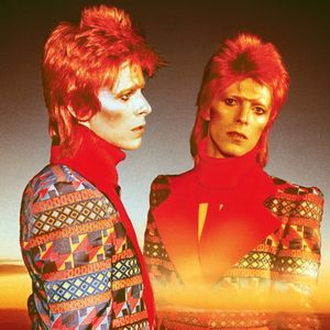 既是百变巨星，又是完美丈夫，今天我们一起来怀念永远的“摇滚变色龙”大卫·鲍伊