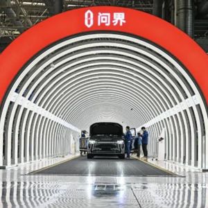 外刊精讲 | 中国新能源车杀疯了!一年冒出23个新品牌,做扫地机器人的都开始造车了!