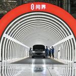 外刊精讲 | 中国新能源车杀疯了！一年冒出23个新品牌，做扫地机器人的都开始造车了！