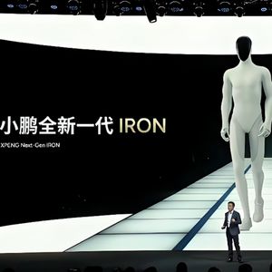 外刊精讲 | 汽车变 “人形”?特斯拉、小鹏等车企扎堆造机器人,车企为啥都在抢赛道?