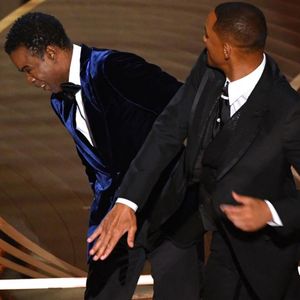 影帝威尔史密斯上台掌掴主持人，国外热搜爆了！ “上头条”用英语咋说？