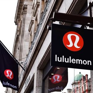 外刊精讲 | 从股价暴跌45%到疯狂打折：“瑜伽界爱马仕”Lululemon为何失宠时尚圈？