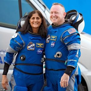 外刊精讲 | 美国两名宇航员被困太空近3个月， 马斯克要出手相助了？