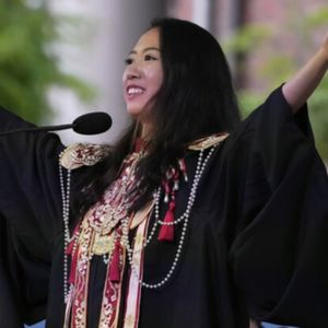 外刊精讲 | 哈佛赢川这天，首位中国女生毕业演讲震撼全场！为何却引发争议？