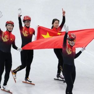 双语热聊：王濛唠嗑式解说爆火？夺金赛队友情太好哭？你永远可以相信中国短道速滑队！