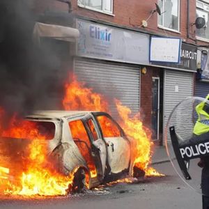 外刊精讲 | 扔砖头、抢商店、袭击警察,英国多地爆发13年来最大规模骚乱!