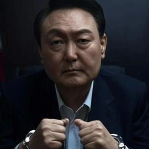 外刊精讲 | 韩国史上首次逮捕现任总统！韩国政坛将走向何方？