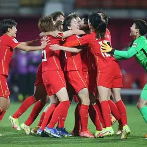 沸腾！中国女足逆转绝杀韩国，勇夺亚洲杯冠军！“铿锵玫瑰”用英语怎么说？