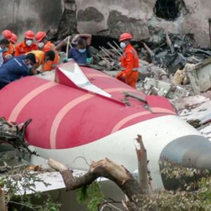 外刊精讲 | 印度坠机监控曝光：265人遇难，40岁男奇迹生还！称“满地尸体”！