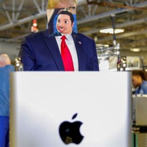 外刊精讲 | 川威胁苹果：不在美造iPhone就交25%税！继哈佛后再开撕苹果！