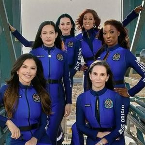 外刊精讲 | 贝佐斯带未婚妻上太空,马斯克看了都沉默?