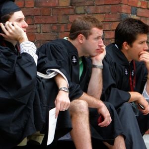 外刊精讲 | “大学毕业=失业？”为什么说刚毕业的2025er是最惨的一届毕业生？
