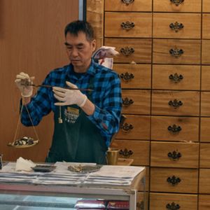 外刊精讲 | 当145%关税撞向千亿yi疗市场，传统中yi在美国还能活下去吗？