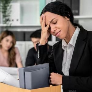 外刊精讲 | “裸辞”慎重！2025年薪资倒挂，换工作=掉坑？职场人如何应对？