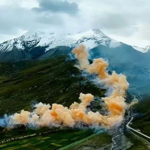 外刊精讲 | 热搜第一！始祖鸟在喜马拉雅山放烟花，网友“炸锅”：道歉有用吗？