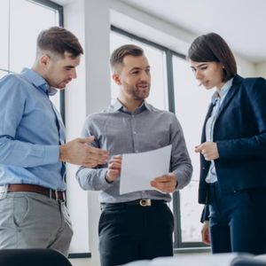 外刊精讲 | 英国人阴阳怪气的职场潜规则,全藏在礼貌里了