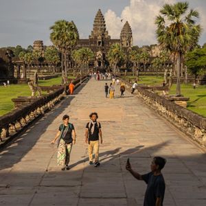 外刊精讲 | 中东打仗，为什么最先扛不住的竟然是几千公里外的东南亚旅游业？