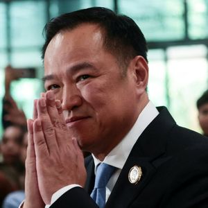 外刊精讲 | 两任总理倒下，他唱着歌上位！泰国“卡拉OK总理”究竟有何本事？