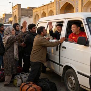 外刊精讲 | 伊朗民众护送中国人撤离：我们走不了，希望你们可以到安全的地方