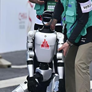 外刊精讲 | 全球首届《机器人“残奥会”》：宇树开跑就摔倒？有的“头”都跑掉了！