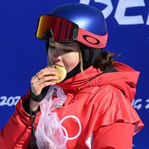 冬奥美食全网刷屏！谷爱凌等分时吃的“韭菜盒子”，外媒是怎么翻译的？