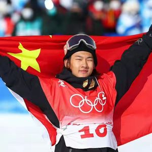 双语热聊：裁判长承认打错分，17岁中国小将苏翊鸣憾失金牌！他是这么回应的…