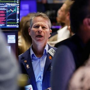 外刊精讲 | 美股大撤退：懂王政策引发市场动荡，投资者转向欧洲和中国