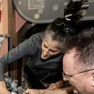 外刊精讲 | 瘦成“锥子脸” ？美国滞留太空宇航员到底何时能回家？