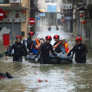 外刊精讲 |风王“桦加沙”肆虐粤港澳：百万人紧急转移，香港街头成“水城””现场直击