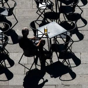 外刊精讲 | 中国年轻人正在独自花钱买快乐！为什么这届年轻人更舍得花钱了？