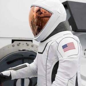 外刊精讲 | 人类首次商业太空行走!SpaceX载人飞船带着四位素人升空了
