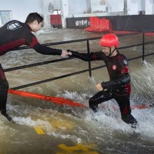 外刊精讲 | 中国年轻人兴起“灾难旅游”:花 1599 元体验台风、山洪场景,在海外走红