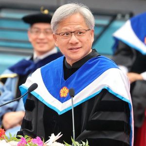外刊精讲 | 黄仁勋加入清华大学！美国越封锁，黄仁勋越往中国跑：英伟达这是摊牌了？