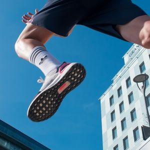 外刊精讲 | 营利双降！半年关店331家，阿迪耐克为什么卖不动了？