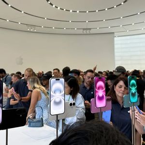 外刊精讲 | 苹果推出iPhone 16押注人工智能未来