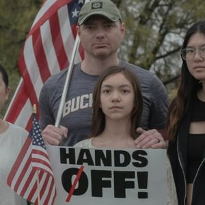 外刊精讲 | 超1000场、50万人，美国爆发大规模反懂王抗议活动！民众高喊“住手！