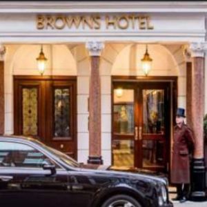 外刊精讲 | 50000人民币一晚的房间爆满：酒店成了新的“LV”？谁在为“体验”买单？