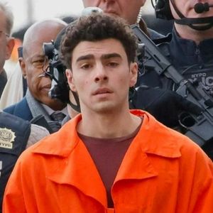 外刊精讲 | 囚服穿成了爱马仕！枪杀CEO的“富三代”藤校生，怎么就成了美国“顶流”？