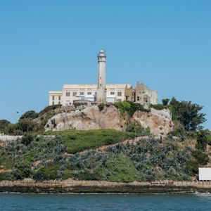 外刊精讲 | 美国版“故宫”改建监狱？川下令：重启“恶魔岛”